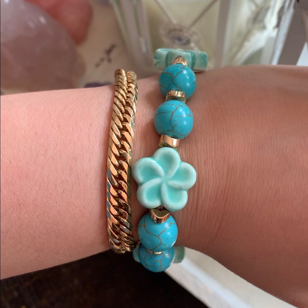 Torquise bracelet with glass decorative flower bead